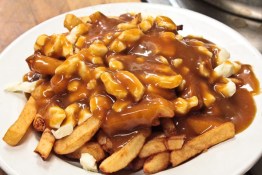30. Sherbrooke - Dégustation de notre 1ere poutine !
