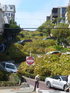 40-lombard-street-ou-la-rue-la-plus-tortueuse-des-etats-unis