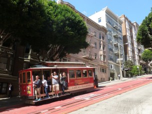 7-les-fameux-cable-car-bondes-arpentent-les-rues-pentues-de-la-ville