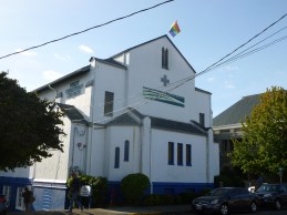 89-un-drapeau-gay-sur-une-eglise-welcome-to-olympia