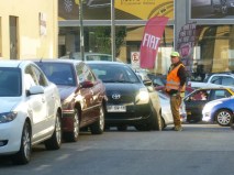 17-ici-il-est-courant-de-voir-des-personnes-en-aider-d-autres-a-faire-leur-creneau-pour-gagner-quelques-pesos