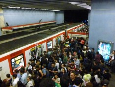 24-aventuriers-que-nous-sommes-nous-tentons-meme-le-metro-de-santiago-aux-heures-de-pointe