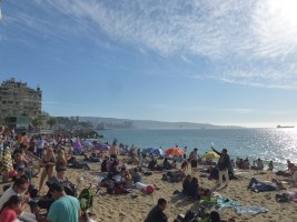 68-beaucoup-de-monde-sur-la-plage-et-on-na-pas-vraiment-compris-pourquoi-avec-tout-ce-beton-qui-lentoure