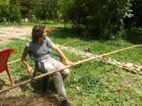 22-une-autre-activite-ramener-du-bambou-et-en-retirer-lecorce-pour-la-construction-des-murs-cette-fois