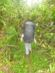 47-nous-traversons-la-jungle-pour-rejoindre-la-plage-et-se-trouver-un-bateau-taxi-pour-repartir