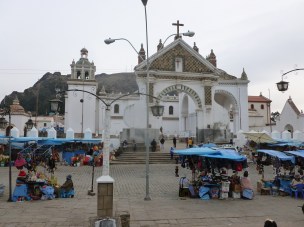 60. Vue de la place, face à l'église