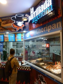1. 1ere soirée à San Jose, dans un mall rempli de fast-food US la seule nourriture un peu locale sera... argentine !