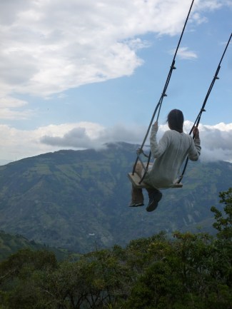 22. La balançoire au-dessus du vide, une des raisons de notre présence à Banos...