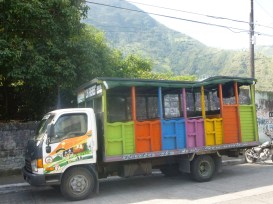 31. Petit camion qui emmène voir les cascades des alentours