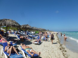 69. En tentant d'aller plus loin sur la Péninsule nous tombons sur une marina et des tas d'hôtels avec plages privées et les ventres à bière qui vont avec
